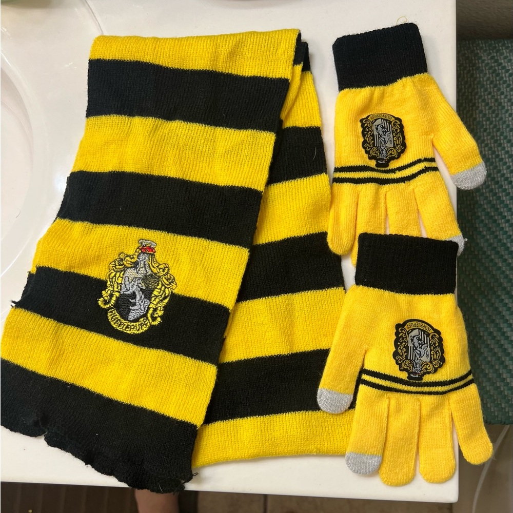 Brand New Harry Potter Yellow and Black Scarf and Gloves Set
